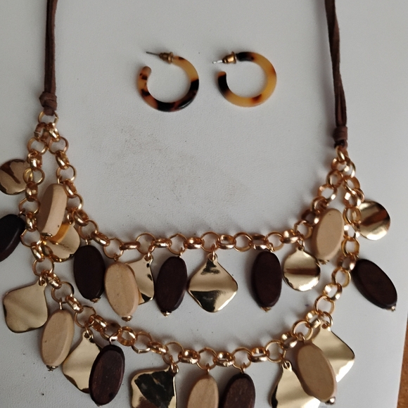 Chic Gold and Brown Necklace Set - Picture 7 of 9